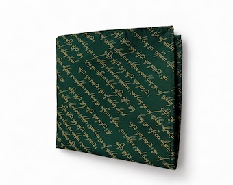 Pañuelo de bolsillo verde con escritura élfica dorada, escritura élfica negra y dorada, accesorio temático para el novio en una boda.