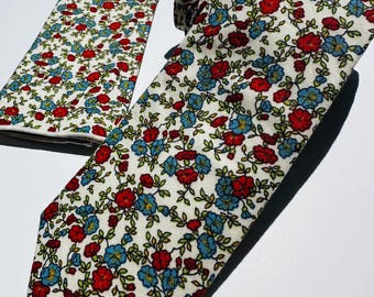 Red Floral Men's Tie: Modern Wedding Necktie