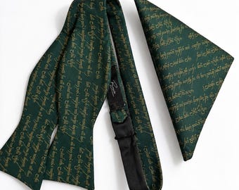 Pajarita de lazo verde bosque con escritura élfica, pajarita de boda de fantasía, accesorio para hombre inspirado en la escritura antigua, regalo para novio amante del bosque