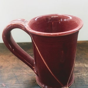 Taza de cerámica de gres color burdeos con rayas blancas, lista para enviar