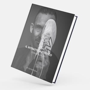 Può includere: Una foto in bianco e nero di un libro intitolato "IL RITRATTO ARTISTICO Guida completa di Osmell Fabre" con una mano di uomo che tiene una scarpa bianca sopra il suo occhio.