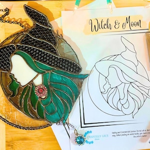 Könnte beinhalten: Ein hängendes Bleiglasfenster mit einem Design aus einer Hexe und einem Mond. Die Hexe trägt einen schwarzen Hut und ein grünes Kleid. Der Mond ist halbmondförmig. Das Bild enthält den Text "Witch & Moon" und "Comes with 4 Different Level Patterns".