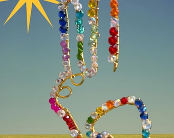 Atrapasueños con forma de mano arcoíris y símbolo de la paz, envuelto en alambre dorado con cuentas de vidrio/cristal.