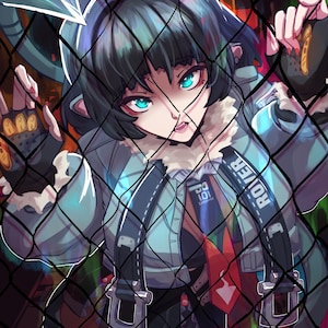 Peut inclure: Illustration numérique de style anime représentant une personne aux yeux turquoise et aux cheveux foncés, vêtue d'une veste bleu clair avec le mot "ROVER" sur la sangle. La personne est derrière une clôture en treillis métallique noir, avec un fond rouge et orange.