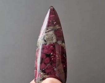 52 x 21 x 6 mm Cabochon in pietra naturale Eudialyte viola raro di alta qualità, pietra russa, cabochon in pietra preziosa Eudialyte per la creazione di gioielli