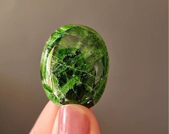 Cabochon en pierre naturelle CHROME DIOPSIDE 32 x 25 x 7 mm, cabochon de haute qualité pour la fabrication de bijoux, pierre verte diopside, pierre rare, cabochon rare