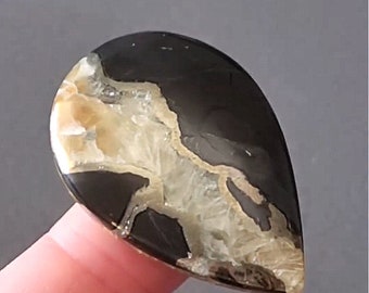 Seltener hochwertiger Simbirzit-Ammonit mit silbernem Pyrit-Naturstein-Cabochon 42 x 29 x 7 mm, Cabochon für Schmuck, russischer Stein