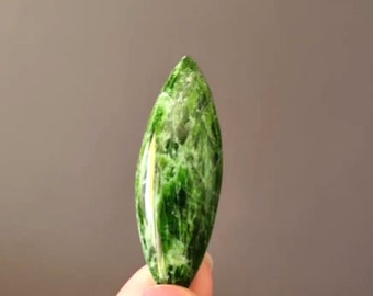 Cabochon in pietra naturale CHROME DIOPSIDE 47 x 16 x 7 mm cabochon di alta qualità per la creazione di gioielli, pietra diopside verde, pietra rara, cabina rara