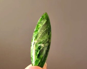 CHROME DIOPSIDE cabochon in pietra naturale 44 x 13 x 6 mm cabochon di alta qualità per la creazione di gioielli, pietra diopside verde, pietra rara, cabina rara