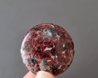 Raro cabochon in pietra naturale Eudialyte viola di alta qualità 34 x 7 mm, pietra russa, Cabochon in pietra preziosa Eudialyte per la creazione di gioielli