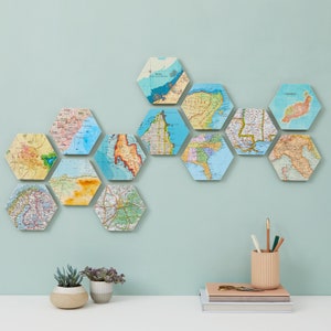 Hexágonos de arte de parede, presente de mapa personalizado, presente de viagem para ele, bloco de arte de parede de mapa mundi hexagonal, presente de decoração de casa personalizado para um casal