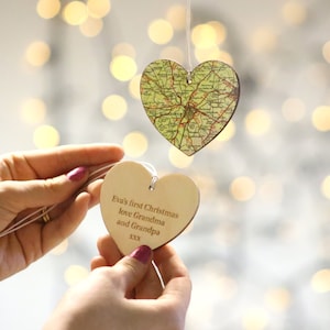 Aangepaste kaart hart opknoping kerstboom decoratie - gepersonaliseerde boodschap gegraveerd op de achterkant - Kaart hart houten Keepsake kerstbal