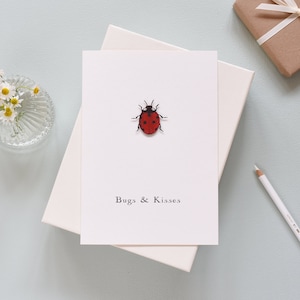 Gepersonaliseerde Love Bug Valentijnsdag kaart, luxe lieveheersbeestje kaart, lieveheersbeestje Valentijnsdag kaart, romantische kaart voor haar, 3D Papercut kaart