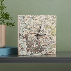 Aangepaste kaart wandklok - gepersonaliseerde houten klok locatie kaart - unieke wandklok - moderne wandklok - wereldkaartklok - cadeau voor papa