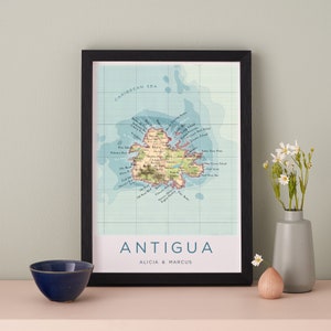 INGELIJSTE Antigua-kaartafdruk, muurkunstposter, kaart van Antigua Caraïben, huwelijksverjaardagscadeau, woondecoratiecadeau voor een stel, romantisch cadeau