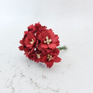 10 20 mmの濃い赤色の紙の桜、ワイヤーの茎が付いた赤い紙の花