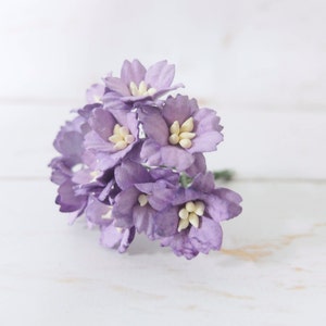 20 mm の紫色の紙の桜の花 10 枚、ワイヤーの茎が付いた 2 cm の紙の花