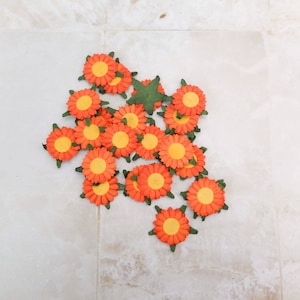 20 mm 紙製オレンジ色のデイジー飾り 50 枚、ダイカットの花、2 cm の平らなひまわり (2 層)