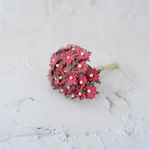 25 mini margherite di carta bordeaux da 10 mm, fiori di carta piatti da 1 cm con steli in filo metallico