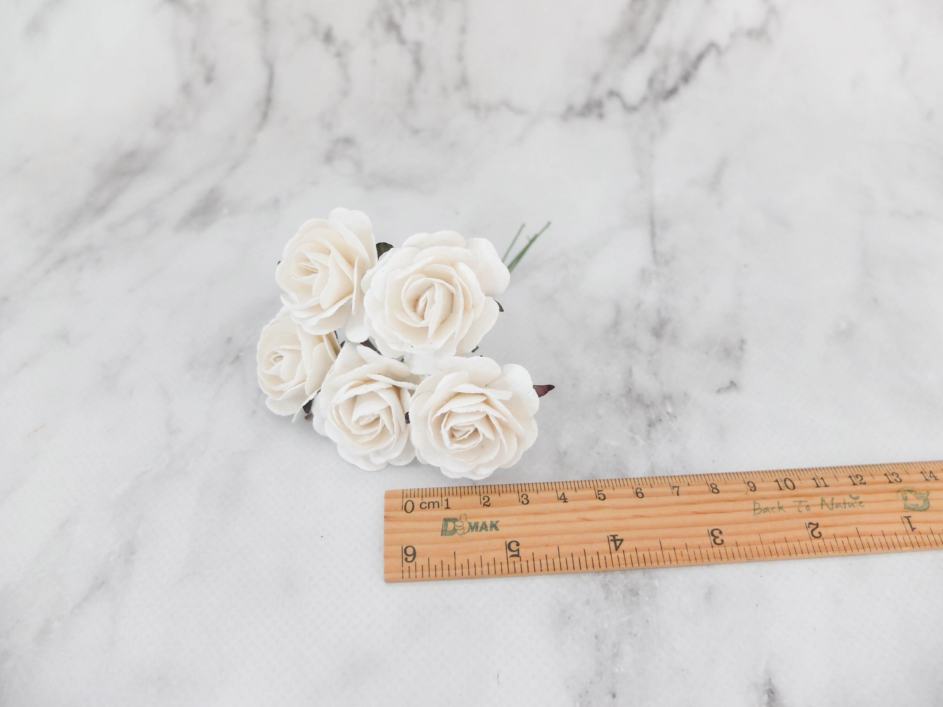 5 Flores de papel blanco3 Flores de papel color surtido. 35 cms
