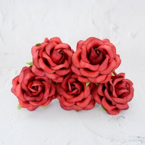 5 pz, rose di carta rosso ruggine da 60 mm con steli in filo, rose di carta da 6 cm