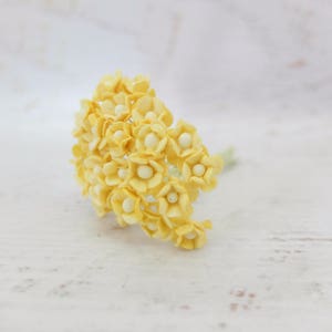 25 margaridas de papel amarelo de 10 mm de camada dupla, flores de papel de 1 cm
