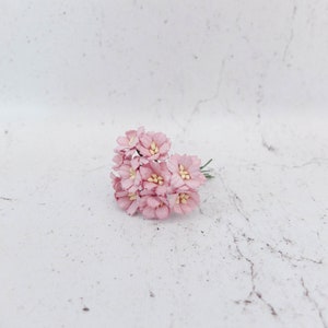 10 fiori di ciliegio in carta rosa antico chiaro da 20 mm con steli in filo metallico, fiori di carta rosa da 2 cm
