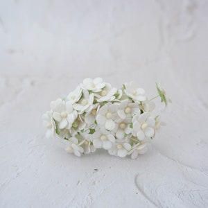 25 15mm white paper flowers, 1.5 cm double layers paper daisies with wire stems (C)