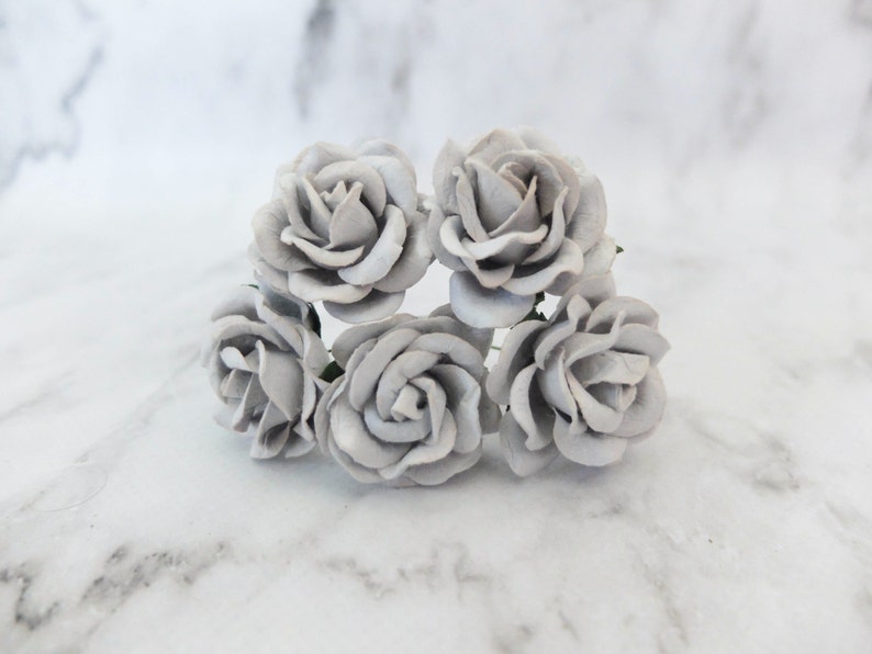 5 pcs, 35mm paper light grey rose with wire stem, round image 1