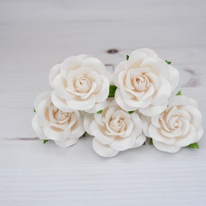 5 rose bianche morbide da 50 mm/2 pollici, rose di carta da 5 cm con steli in filo metallico (stile I)