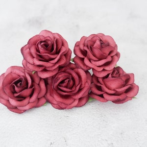 5 pezzi, rose di carta bordeaux da 60 mm con steli in filo metallico, rose di carta bordeaux da 6 cm