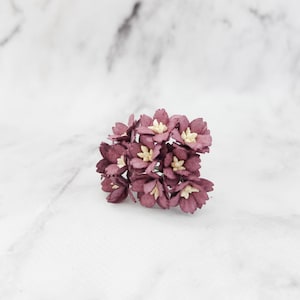 10 fiori di ciliegio di carta viola melanzana prugna da 20 mm, fiori di carta da 2 cm con steli in filo metallico