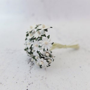 25 mini marguerites plates blanches en papier de mûrier de 10 mm, fleur en papier blanc de 1 cm