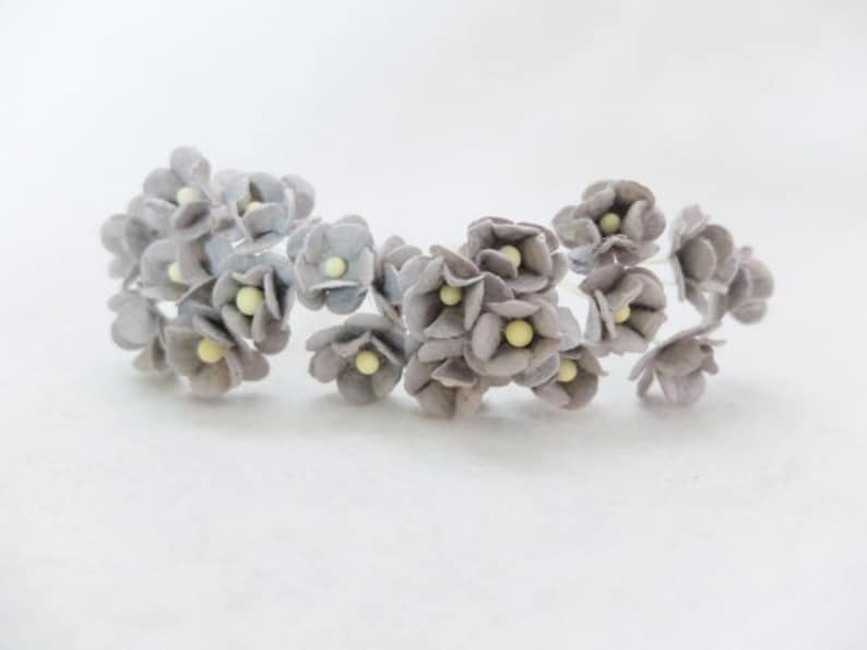 1.5 cm grey paper flowers 20 15mm grey paper double layers daisies round