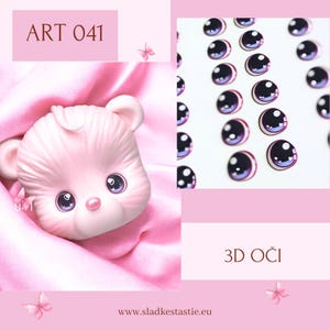 Könnte beinhalten: Ein rosa bärenförmiges Bastelteil mit großen, detaillierten Augen, eingebettet in rosa Stoff. Das Bild zeigt auch eine Sammlung von 3D-Augenaufklebern und den Text "ART 041" und "3D OČI". Der Hintergrund ist ein zartes Rosa.