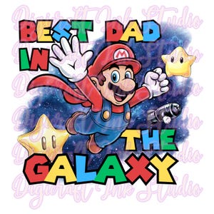 Könnte beinhalten: Ein farbenfrohes Grafikdesign mit Mario in roter Mütze und blauer Latzhose, mit dem Text "BEST DAD IN THE GALAXY". Das Design beinhaltet Sterne und einen Weltraumhintergrund, ideal für Vatertag oder Videospiel-Fans.