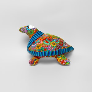 Escultura de tartaruga colorida – estatueta feita à mão para presentear amantes de tartarugas, decoração animal caprichosa para estante ou mesa