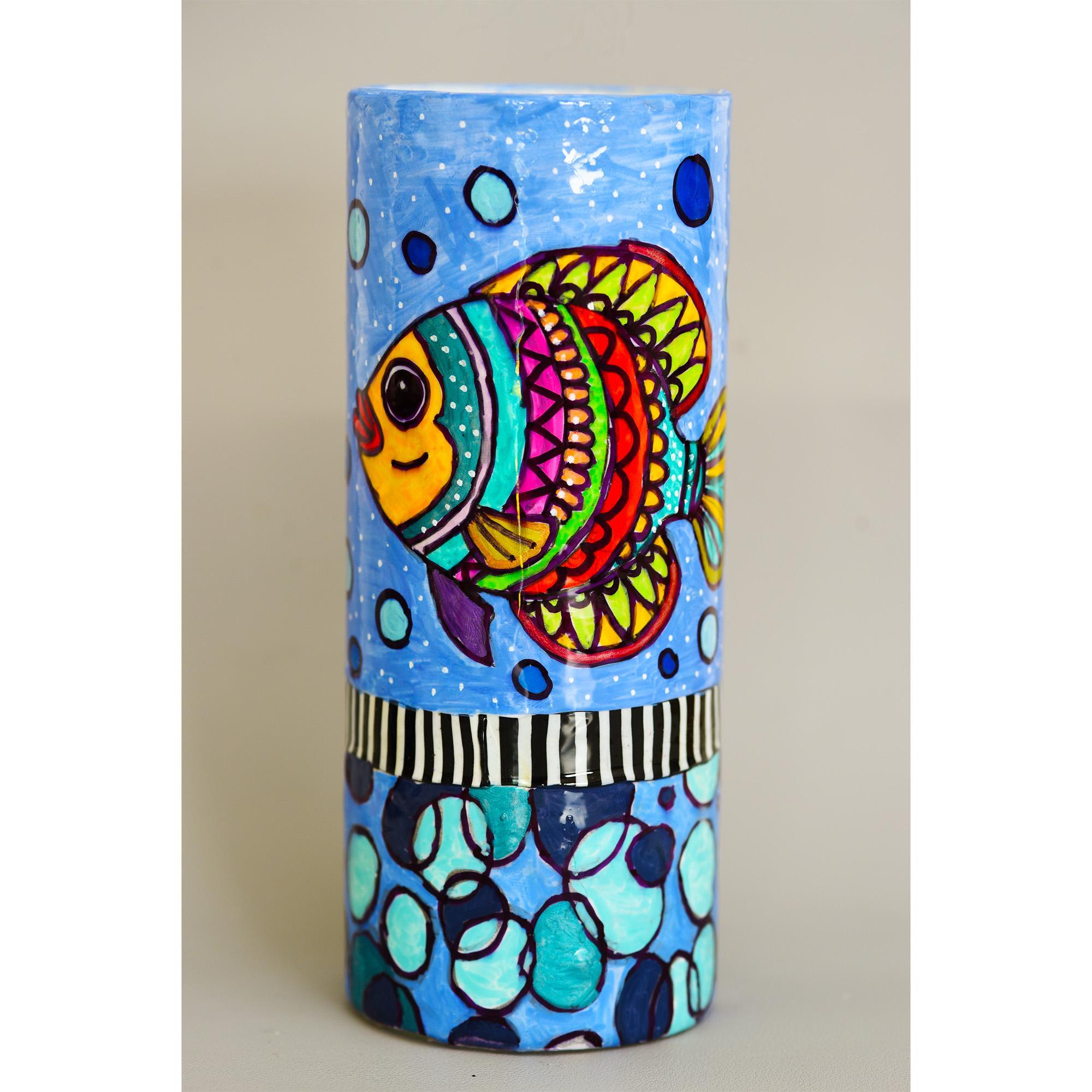 青いガラスの花瓶：カラフルな魚のデザイン - 沿岸のホーム