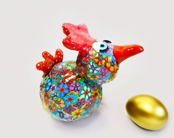 Escultura de gallina caprichosa: hecha a mano en arcilla polimérica, con detalles coloridos.