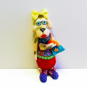Bunter freistehender Hund aus Polymer Clay: Kunst für Bücherregale Bild 4