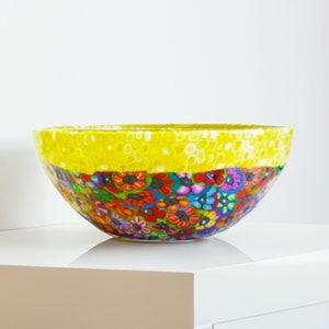 Cuenco de vidrio colorido hecho a mano: decoración floral de arcilla polimérica