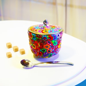 手作りの金属製砂糖入れ（蓋とスプーン付き）：イスラエルのアート装飾