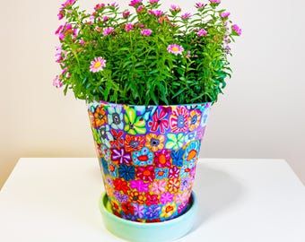 Vaso decorativo colorido com sistema de drenagem.