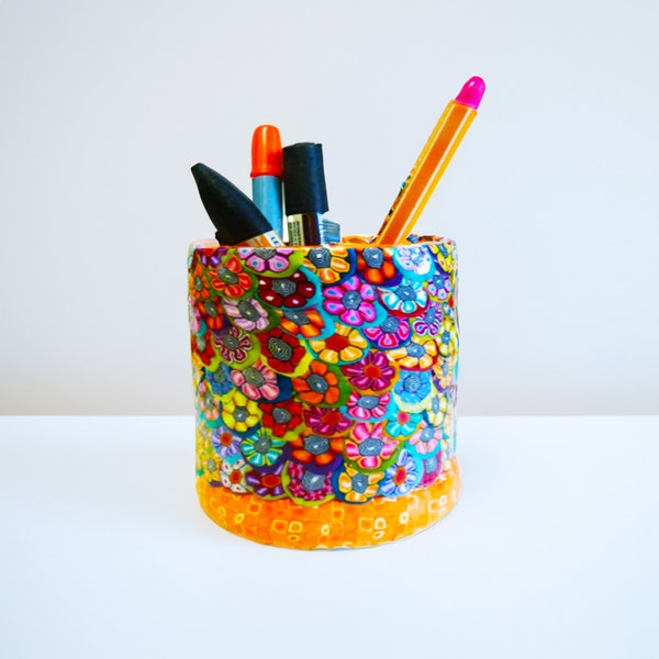 Pot à crayons colorés en céramique et pâte polymère