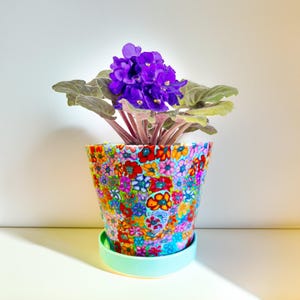 Handgemachter Blumentopf aus Keramik mit Untersetzer: Farbenfrohes Blumendesign