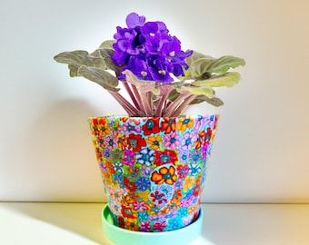 Vaso de cerâmica artesanal com pires: design floral colorido