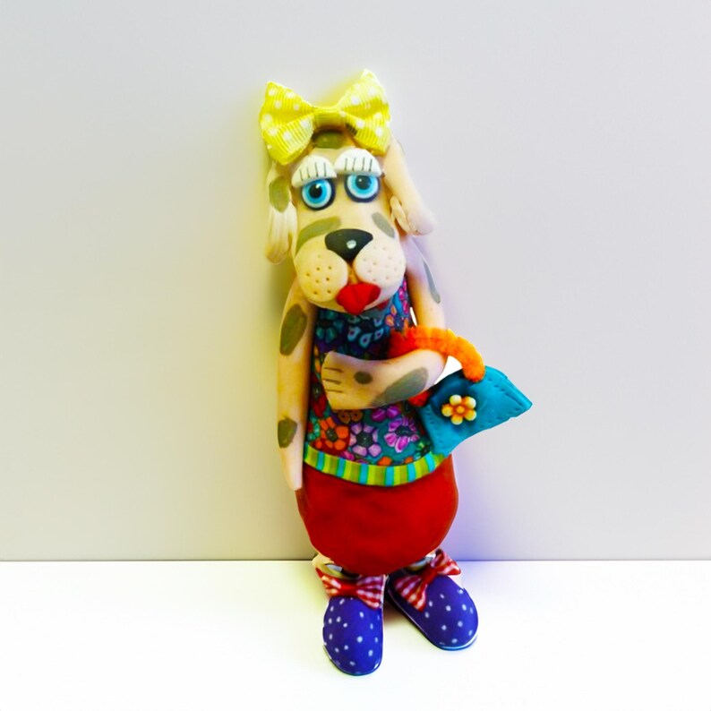 Bunter freistehender Hund aus Polymer Clay: Kunst für Bücherregale Bild 2