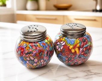 Saleros y pimenteros coloridos, decoración floral de cocina hecha a mano con arcilla polimérica
