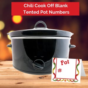 Könnte beinhalten: Schwarzer Slow Cooker mit Deckel und Bedienrad. Vor dem Slow Cooker befindet sich ein Zelt-Schild mit den Worten "Pot #". Der Text "Chili Cook Off Blank Tented Pot Numbers" befindet sich in einem roten Banner.