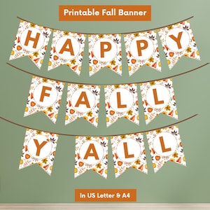 Può includere: Un banner autunnale stampabile con le parole "HAPPY FALL Y'ALL" in lettere arancioni su bandierine bianche. Ogni bandierina è decorata con foglie d'autunno e zucche. Lo striscione è appeso a uno spago marrone.